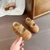 Zapatos planos retro para niñas con tallado, gamuza mate, doble hebilla, suela suave, cómodos para que los usen los niños pequeños al salir