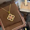 Libro Rojo Explosivo Estilo Francés Retro Estilo de Corte Collar de Trébol de Cuatro Hojas Lujo Ligero Nicho Elegante Cadena de Clavícula de Alta Gama para Mujeres