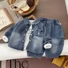 Retrô, desgastado e estiloso: um conjunto de três peças para um menino jovem com uma jaqueta jeans lavada e degradê combinada com calça jeans