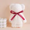 Toalha de Coral Fleece em Formato de Urso Presente Companheiro Toalha Criativa em Formato de Bolo Lembrança de Casamento Presente de Festival Toalha de Mão
