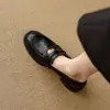 Mocasines retro de piel suave sin cordones con punta redonda para mujer, nueva colección otoño 2026, zapatos pequeños de piel con patrón de camelia, suela blanda y tacón grueso