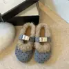 Nuevos zapatos de algodón de moda para otoño e invierno, zapatos planos estilo mule con lunares, punteras peludas y forro de felpa, adecuados para usar al aire libre, colección de mujer 2026