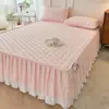 Falda de Cama Acolchada de Algodón Lavable Estilo Princesa Pieza Única Sábana de Cama de Verano con Borde de Falda Antideslizante Oculta Defectos Cubierta de Cama Juego de Tres Piezas