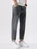 Roupas Masculinas Fengshe / Novo Estilo Primavera e Outono 2026 Calças Jeans Finas Macias com Estampa Inglesa Nove Pontos Slim Fit Tendência Versátil