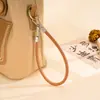 Correa de muñeca única de cuero PU nuevo, cordón para teléfono, cadena de mano colorida versátil de doble hebilla, accesorio de cadena para teléfono