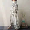 Toma Real de 25 Vestido de Talla Grande Original Francés de Alta Gama de Manga Larga con Protección Solar, Cuello en V, Drapeado, Estampado de Flores de Posicionamiento, Holgado, Aspecto Adelgazante