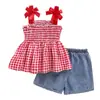 Conjunto de dos piezas para niña para exportación: top tipo camisola de verano a cuadros rojos y blancos con bordado floral y shorts de mezclilla