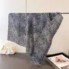 Novo Lenço Quadrado Estampa Leopardo, Xale de Seda Sintética, Proteção Solar, Toque de Luxo, Lenço de Pescoço, Lenço de Cabeça, Lenço de Seda, Lenço para Mulheres