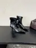 Botas Femininas para Tornozelo Estilo Europeu e Americano com Zíper nas Costas Apontadas Salto Agulha Moda Outono/Inverno 2026 Novo Estilo