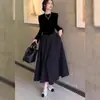 Vestido Negro de Manga Larga Estilo Hepburn Francés 2026 Nueva Colección Primavera y Otoño Elegante Adelgazante Empalme de Terciopelo Falda Larga de Corte A