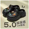 Sapatos com Furos que Aumentam a Altura Femininos Novo Estilo Versátil Roupa para Casa Roupa ao Ar Livre Sola Grossa Antiderrapante Resistente ao Desgaste Sandálias Tamanco Femininas