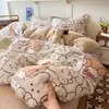 Juego de tres piezas de terciopelo de leche para dormitorio estudiantil, funda de edredón de forro polar de doble cara para otoño e invierno, juego de cuatro piezas cálido y engrosado de forro polar de coral