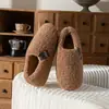 Chinelos de Algodão Caseiros com Solado Grosso para Mulheres 2026 Outono/Inverno Novo Estilo Internos Antiderrapantes Com Pelúcia Aconchegante Sensação de Nuvem Sapatos de Algodão que Cobrem o Calcanhar para Homens