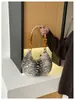 Bolso de hombro de alta gama y gran capacidad para mujer, perfecto para el trayecto diario en otoño e invierno.; Nuevo estilo 2026, con un diseño de felpa y peludo