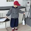 Conjunto de Outono para Meninos 2026 Novo Estilo Coreano Roupas Legais para Meninos Pequenos Moletom Listrado para Bebês e Crianças Pequenas Conjunto de Duas Peças Primavera/Outono