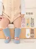 Selección premium de calcetines para niños, nuevos modelos de otoño e invierno, calcetines de piso para bebé antideslizantes, aislados con orejitas, hechos de algodón peinado
