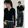 Diseño único, estilo nicho, camisa base de punto ajustada tipo dos piezas falsas para mujer, nuevo top negro para capas de principios de otoño con cuello redondo