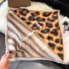 Lenço Floral de Seda Falsa Estilo 2026 para Mulheres, Elegante Acessório de Pescoço com Toque de Luxo, Lenço Decorativo, Lenço de Bolso para Lenço de Bolso no Atacado