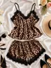 Conjunto de pijama feminino de duas peças estilo europeu e americano com estampa de leopardo, com camisola e shorts, acabamento em renda de seda sintética, atacado
