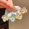 Pendientes de Flor Pintados en Spray de Perlas de Imitación con Aguja Plateada Estilo Retro Pendientes de Nicho Estilo Palacio Francés Pendientes Elegantes de Gama Alta para Mujer
