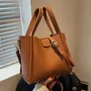 Bolsa de Grande Capacidade Feminina Outono e Inverno 2022 Nova Moda Bolsa Transversal Bolsa de Mão Balde Feminina