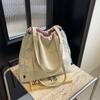 Bolso de tela ligero e informal de gran capacidad para mujer, nuevo estilo 2024, bolso de hombro versátil y popular, bolso de clase para estudiantes universitarios.