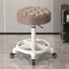Taburete con Ruedas, Taburete Redondo Giratorio Ajustable para Salón de Belleza, Taburete de Trabajo para Peluquería y Salón de Uñas, Silla con Respaldo, Triple Protección, Piel de Microfibra