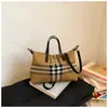 Bolso cubo de cuadros de lujo ligero de nicho de alta gama para mujer 2026 nuevo estilo moderno de gran capacidad para el trabajo bandolera tote