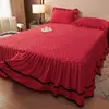Saia de cama acolchoada de veludo cristal espesso com protetor de colchão de renda, capa simples antiderrapante à prova de poeira para colchão Simmons de veludo de leite