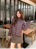 Jaqueta puffer leve acolchoada estilo coreano com gola alta para mulheres, comprimento curto, alto poder de enchimento, 95% pluma de pato branca, adequada para figuras petites, agasalho curto e quente