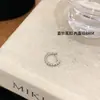 Colgante de trébol de cuatro hojas plateado brillante, pendientes de botón para el cartílago de la oreja de acero de titanio médico, no es necesario quitárselos al dormir, versátiles para mujer