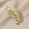 Primavera nueva placa broche de cuentas de agua dulce para hombre y mujer flor de plumas simple accesorios para abrigo pin