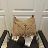Bolso de Gran Capacidad para Mujer 2025 Nueva Moda Retro Bolso de Hombro Cruzado Bolso de Remaches con Borlas Estilo Occidental de Alta Calidad