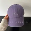 Gorra de béisbol de ala suave con bordado simple de letras pequeñas para mujer, visera solar versátil casual para exteriores para hombre, sombrero que hace que la cara se vea más pequeña