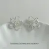 Brincos Minimalistas de Pino com Gotejamento de Óleo e Flor Vazada com Sensação de Luxo Leve, Elegantes e Simples, Brincos Doces e Versáteis para Mulheres