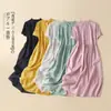Foto Real de Vestido Camisero Casual Holgado de Manga Corta de Color Sólido de Algodón y Lino Estilo Nuevo Verano 2026 para Mujer, de Longitud Media