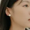 Pendientes de Rosas de Cerezo Tridimensionales de Tornillo Vintage Nuevos 2026 para Mujer, Accesorios de Oreja Versátiles para el Día a Día Exquisitos de Lujo Ligero de Nicho