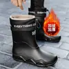 Botas de lluvia para hombre antideslizantes impermeables zapatos de moda para exteriores de caña alta botas de agua cálidas de caña corta zapatos de goma venta al por mayor transfronteriza hombres