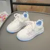 Zapatos de Tabla para Niñas 2026 Nuevo Otoño Zapatos Blancos de Suela Suave para Niños Zapatos Deportivos Ligeros para Niños Mayores Zapatos de Correr de Moda