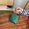 Bolso de Lipstick de Cuero de Vaca de Primera Capa con Cuello Halter, Bolso para Auriculares, Bolso de Monedas de Almacenamiento con Hebilla de Clip Versátil y Exquisito, Tarjetero Mini Estilo Coreano