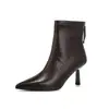 Nuevas botas de tacón de aguja puntiagudas versátiles de moda otoño e invierno 2026, botines de estilo europeo y americano, botines de tubo corto, diseño simple