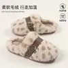 Chinelos de algodão com estampa de leopardo para mulheres, novo estilo inverno 2026, antiderrapantes, adequados para uso interno e externo, quentinhos e felpudos, com design de bico fechado