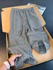 Pantalones jacquard de estilo retro americano con estampado oscuro, colección de verano para hombre, con un diseño fluido de alta gama, corte recto y un ajuste relajado y holgado para uso casual.
