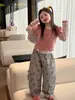 Conjunto de Niña 26 Otoño Nuevo Estilo Coreano Camiseta Rayada con Estrellas en Capas y Pantalón Cargo de Dos Piezas para Niños Mayores