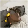 Bolsa Casual de Grande Capacidade para Mulheres Outono e Inverno 2026 Nova Bolsa de Ombro Retro de Nicho para o Dia a Dia Bolsa Transversal Versátil e na Moda