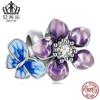 Pulsera Evelle de plata de ley s925 con cuentas de mariposa y flor, chapada en platino, con delicadas cuentas de circonitas en forma de gota de aceite.