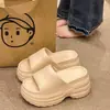 Novas Pantufas com Fundo Grosso Femininas para Uso no Verão Aumenta Altura Moda Versátil EVA Sensação de Chão Ultra Leve Ultra Macio Sandálias de Dedo