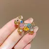 Nuevo Broche de Caballo con Piedras Preciosas, Exquisito Zirconio de Color Microincrustado, Accesorio de Solapa para Traje y Abrigo, Versátil al por Mayor