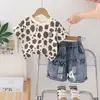 Traje de Verano para Niños 2025 Nuevo Atractivo Estampado de Leopardo Letras Manga Corta Conjunto de Dos Piezas de Moda para Niños