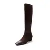 Botas de moda estilo británico de 5.5 cm con bloques de color, tubo alto, ajustadas, modelo nuevo otoño e invierno 2026, punta cuadrada, tacón grueso, botas cortas por encima de la rodilla
